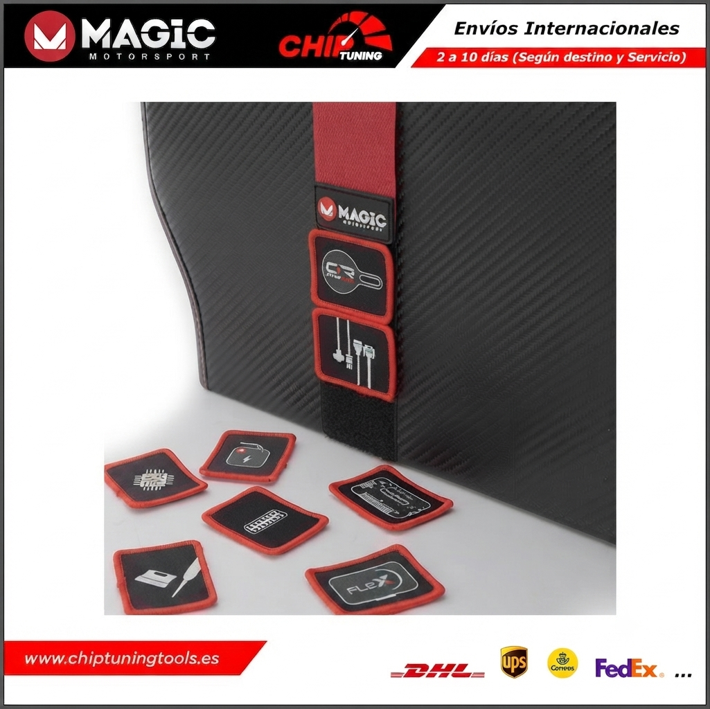 Primer plano de los parches de identificación para accesorios de chiptuning Magic Motorsport.