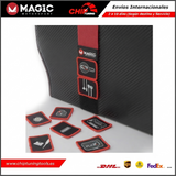 Primer plano de los parches de identificación para accesorios de chiptuning Magic Motorsport.